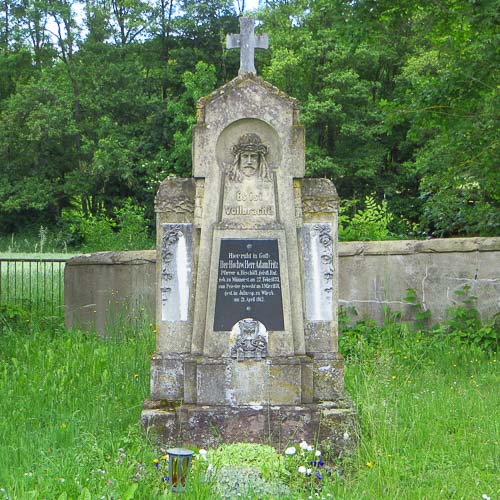 Friedhof Krum, Priestergrab